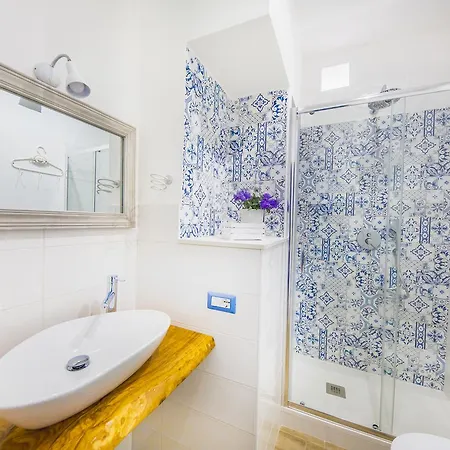 Dafni E Naide *